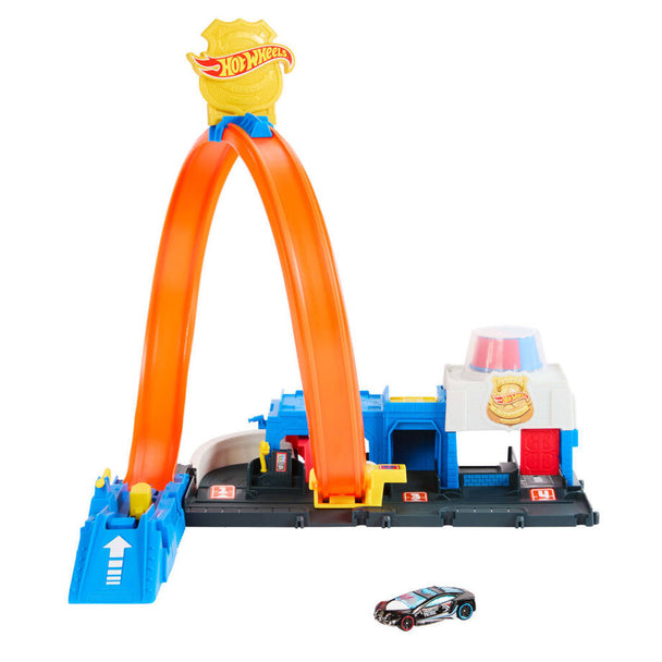 Zoom sur la voiture de police métal 1:64 incluse dans le set Hot Wheels City Super Police Station.