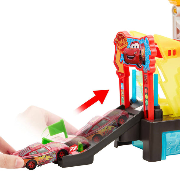 Voiture Lightning McQueen changeant de couleur dans le tunnel de lavage interactif
