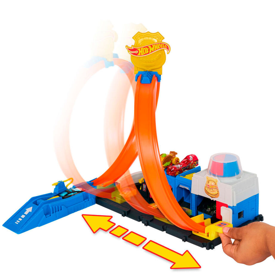 Détail de la station de ravitaillement avec tuyau flexible pour la voiture de police sur le circuit.