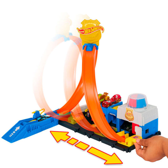 Détail de la station de ravitaillement avec tuyau flexible pour la voiture de police sur le circuit.