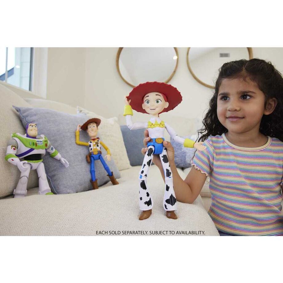 Vue de face de la poupée Jessie avec son costume de cowgirl coloré