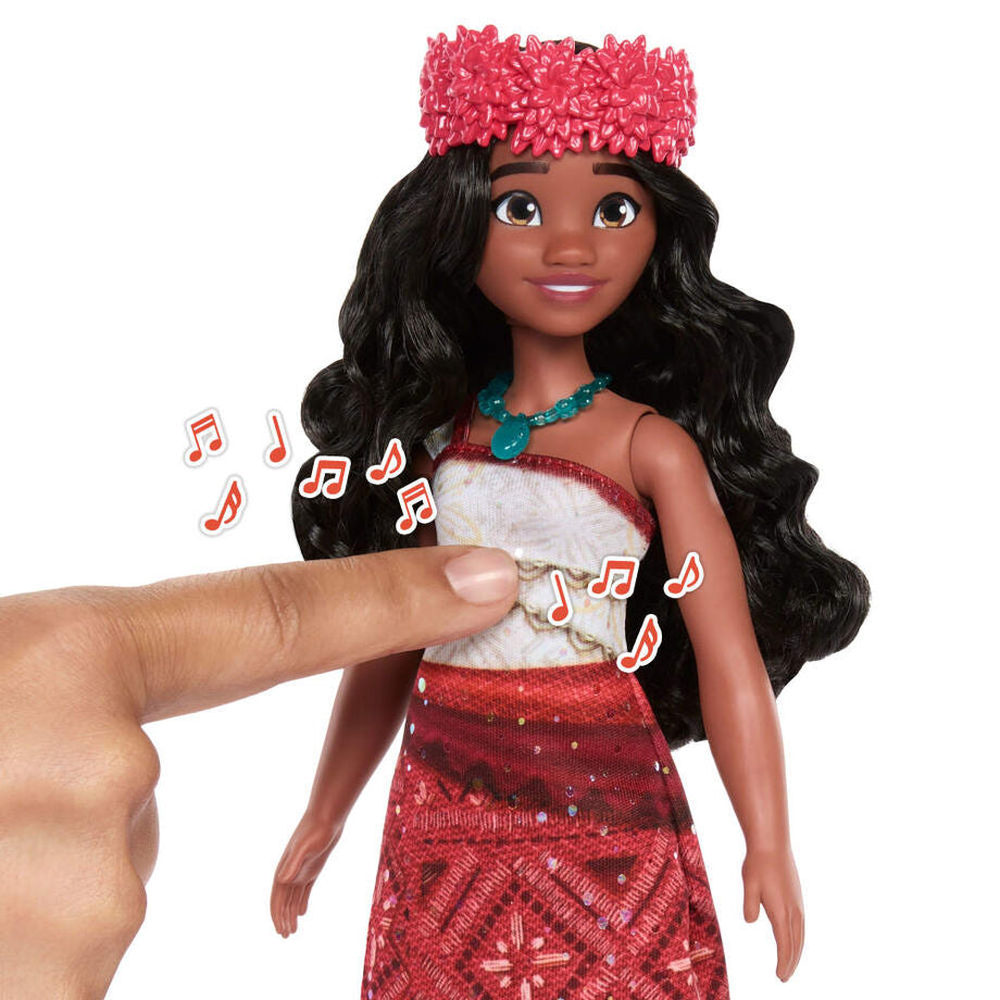 Vue de la poupée Vaiana tenant un micro, prête à chanter la chanson « We Are Back » en plusieurs langues.