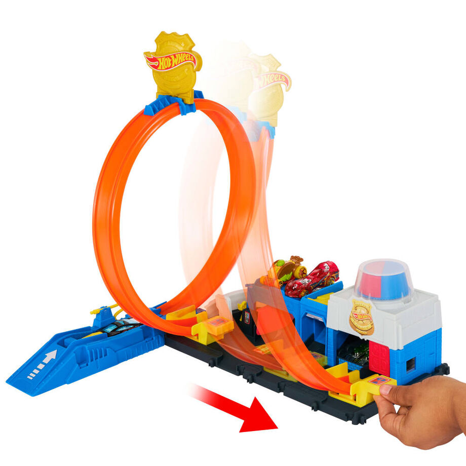 Présentation des quatre parcours ajustables du circuit Hot Wheels City Super Police Station pour des cascades variées.