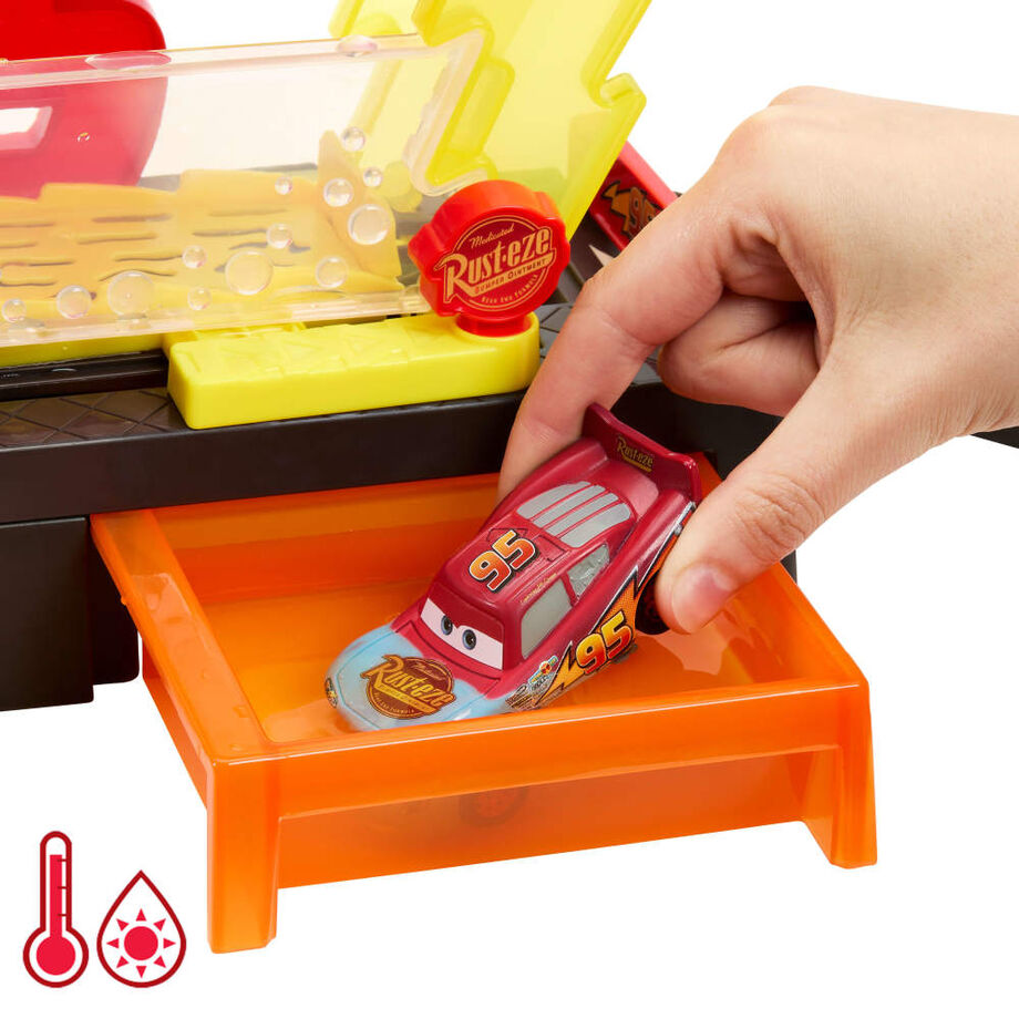 Détail du Piston Cup utilisé pour verser de l'eau chaude sur la voiture de course