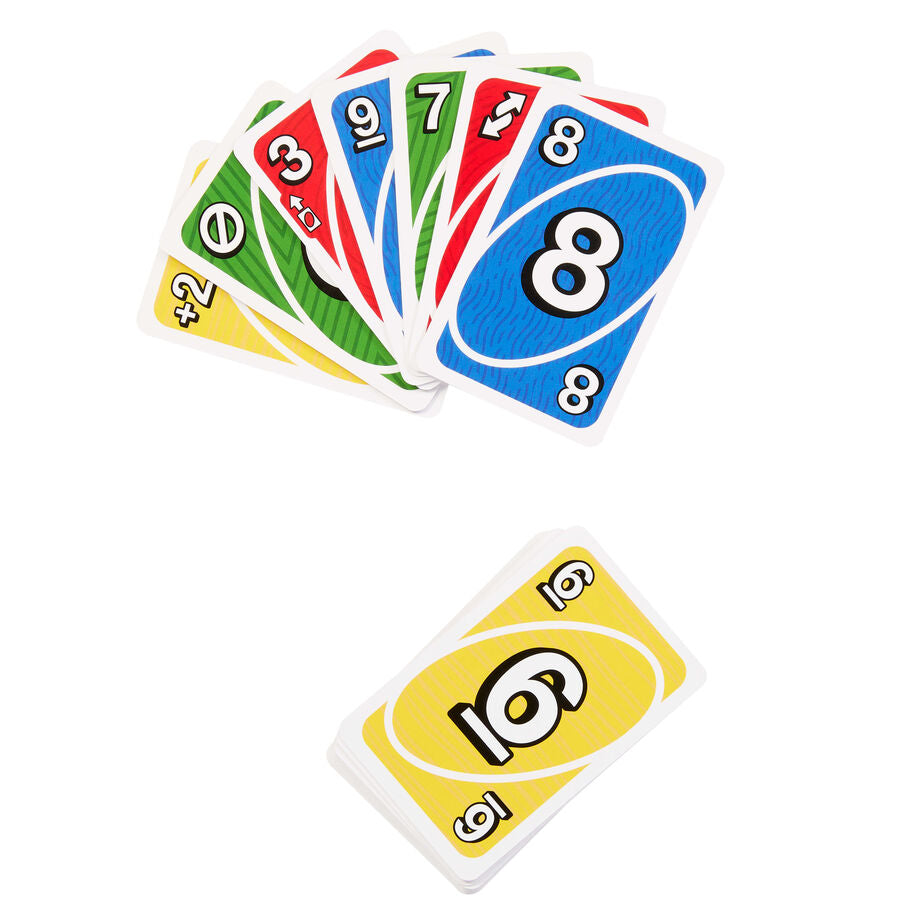 Enfant criant "UNO" pendant une partie de UNO Teams en famille
