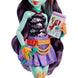 Poupée Monster High Jinafire Long posée avec ses 7 accessoires et son animal de compagnie