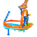 Enfant lançant la voiture Hot Wheels sur le circuit avec la boucle et la zone de crash pour des heures de jeu.