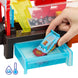 Enfant jouant avec le set Disney Cars et observant le changement de couleur