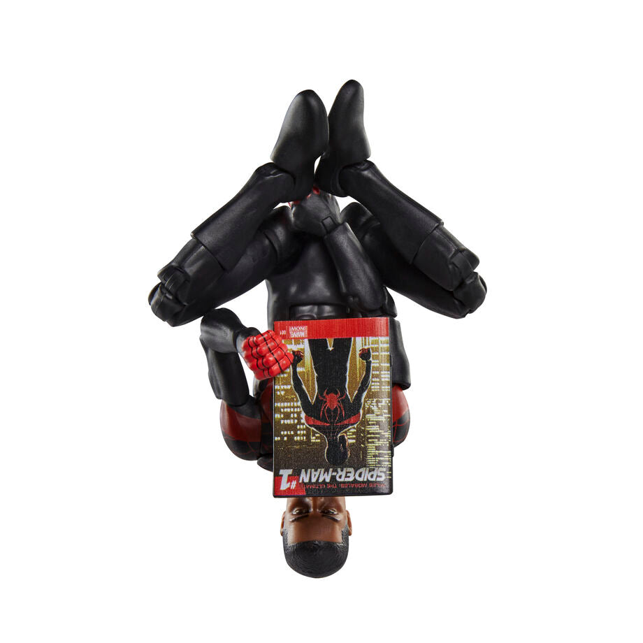 Figurine posée avec tous les accessoires disposés autour sur fond neutre
