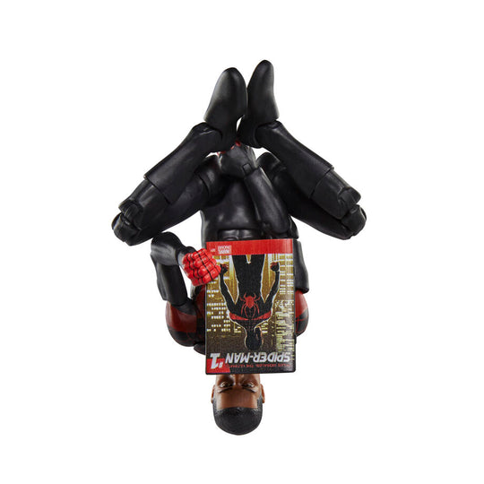 Figurine posée avec tous les accessoires disposés autour sur fond neutre