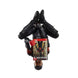 Figurine posée avec tous les accessoires disposés autour sur fond neutre