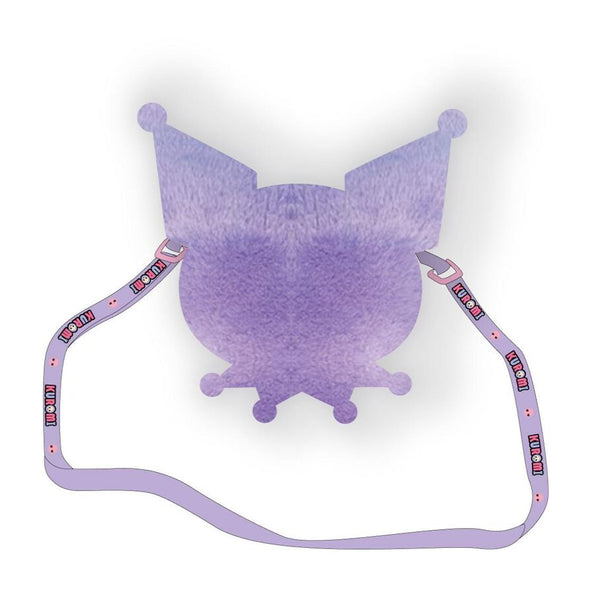 Zoom sur le sac Hello Kitty Kuromi montrant la texture peluche et les finitions soignées