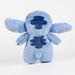 Gros plan sur la texture douce en polyester du sac peluche Stitch Disney CERDÁ