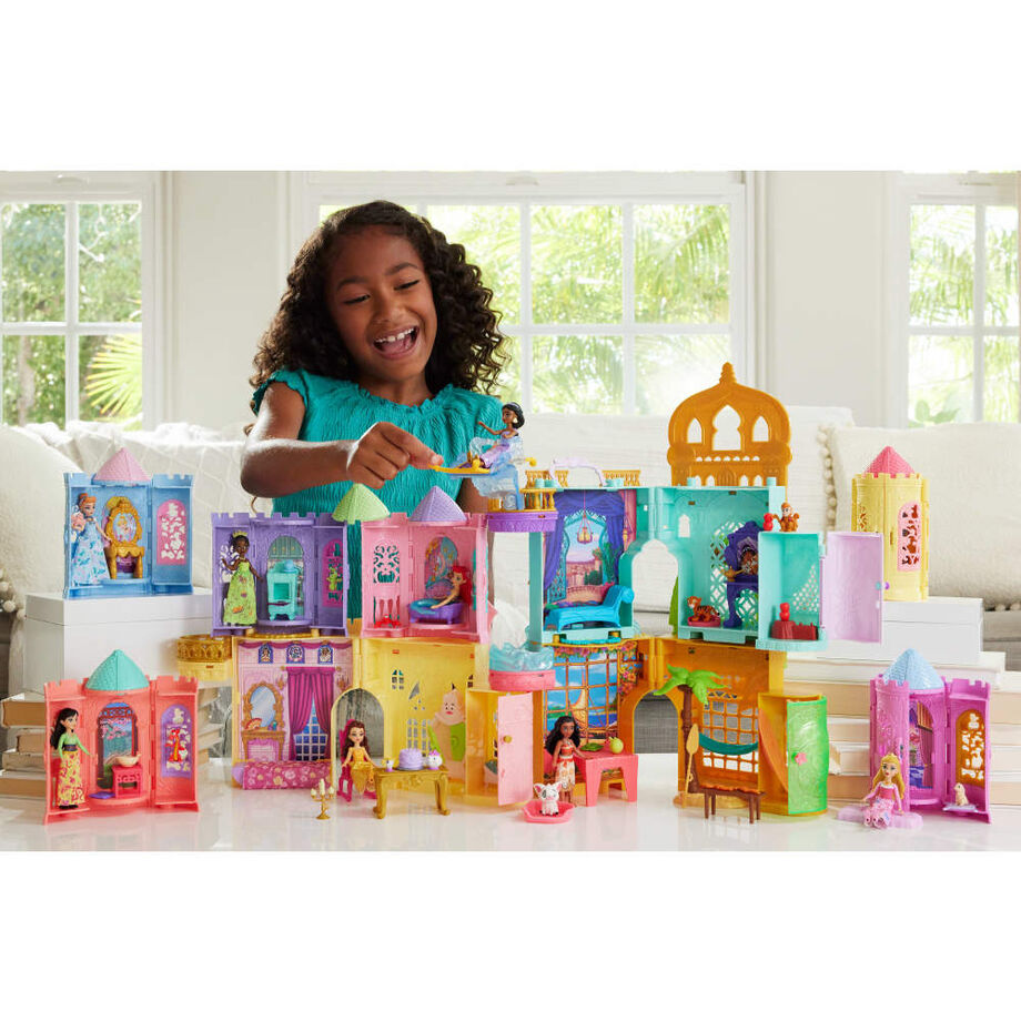 Tour empilable ouverte montrant la poupée princesse et ses surprises à collectionner