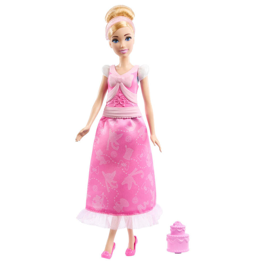 Détail des 9 accessoires thématiques inclus avec la poupée Cendrillon 2 en 1