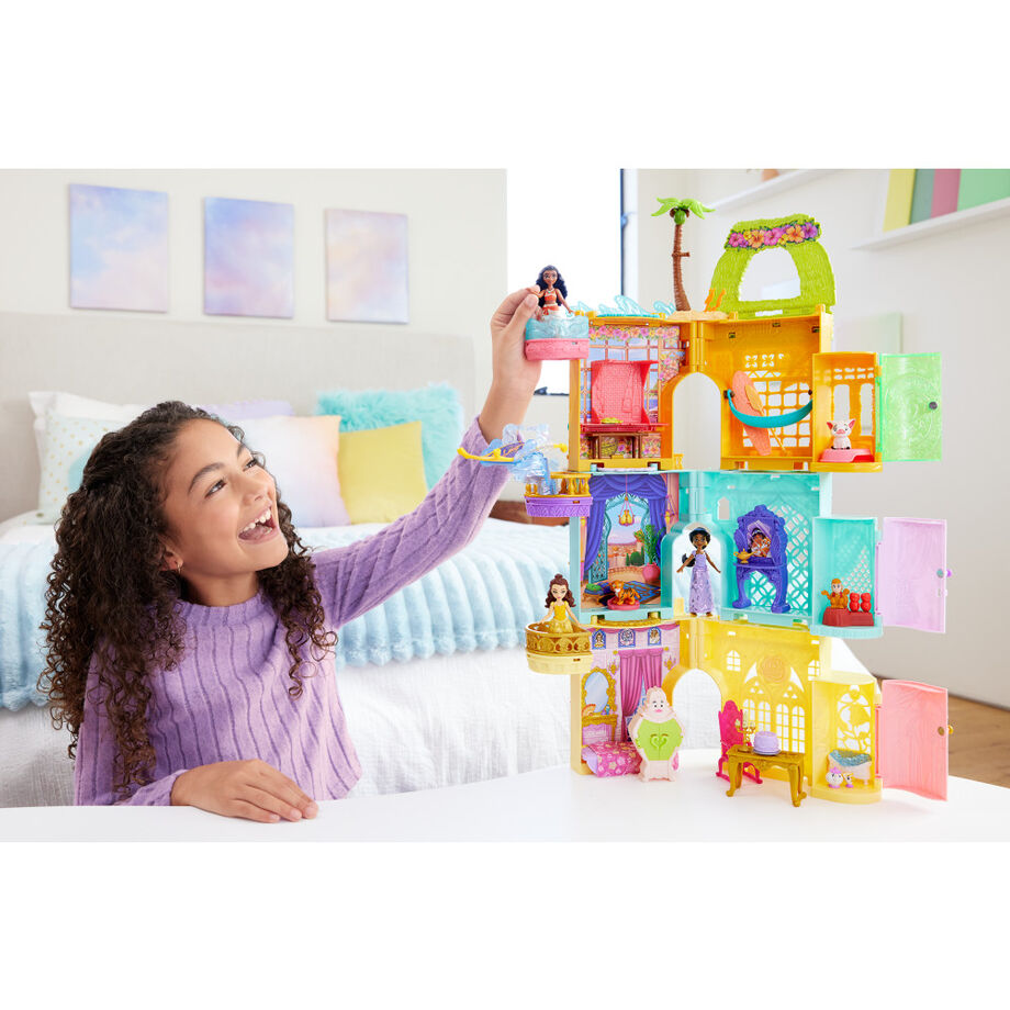 Enfant jouant avec plusieurs tours Mini Tower Surprise connectées pour créer un royaume