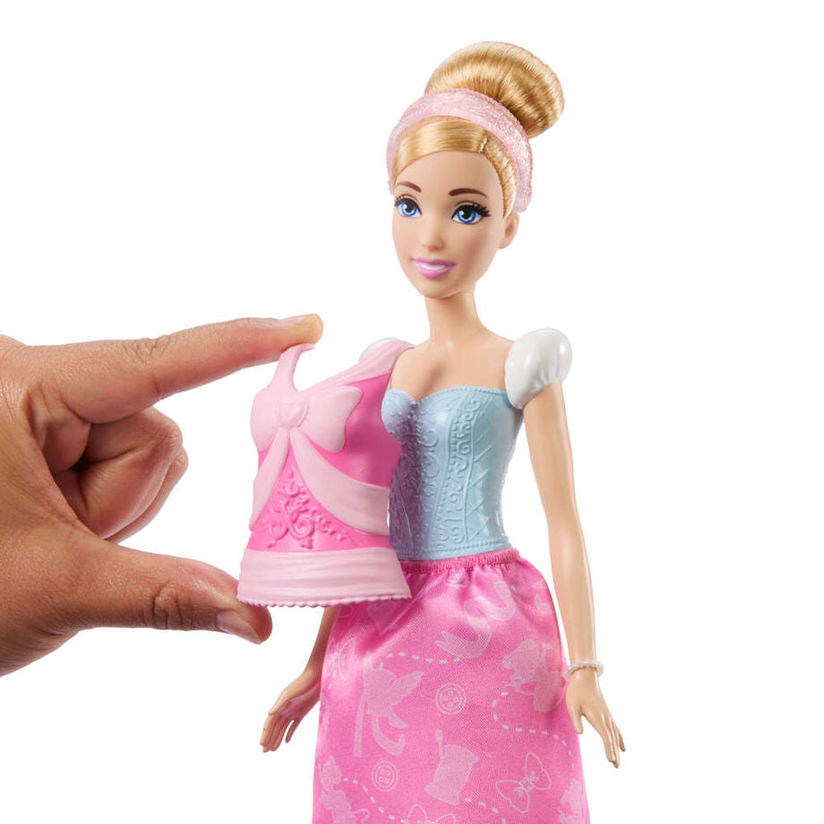 Vue latérale de la poupée articulée Cendrillon portant la tenue de bal élégante