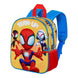 Sac à dos Spiderman posé sur une table, illustrant sa taille compacte de 31 cm