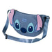 Image du sac Stitch Roy porté en bandoulière par une personne en extérieur