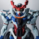 Présentation de la figurine Mobile Suit Gundam en position d'action sur un fond neutre