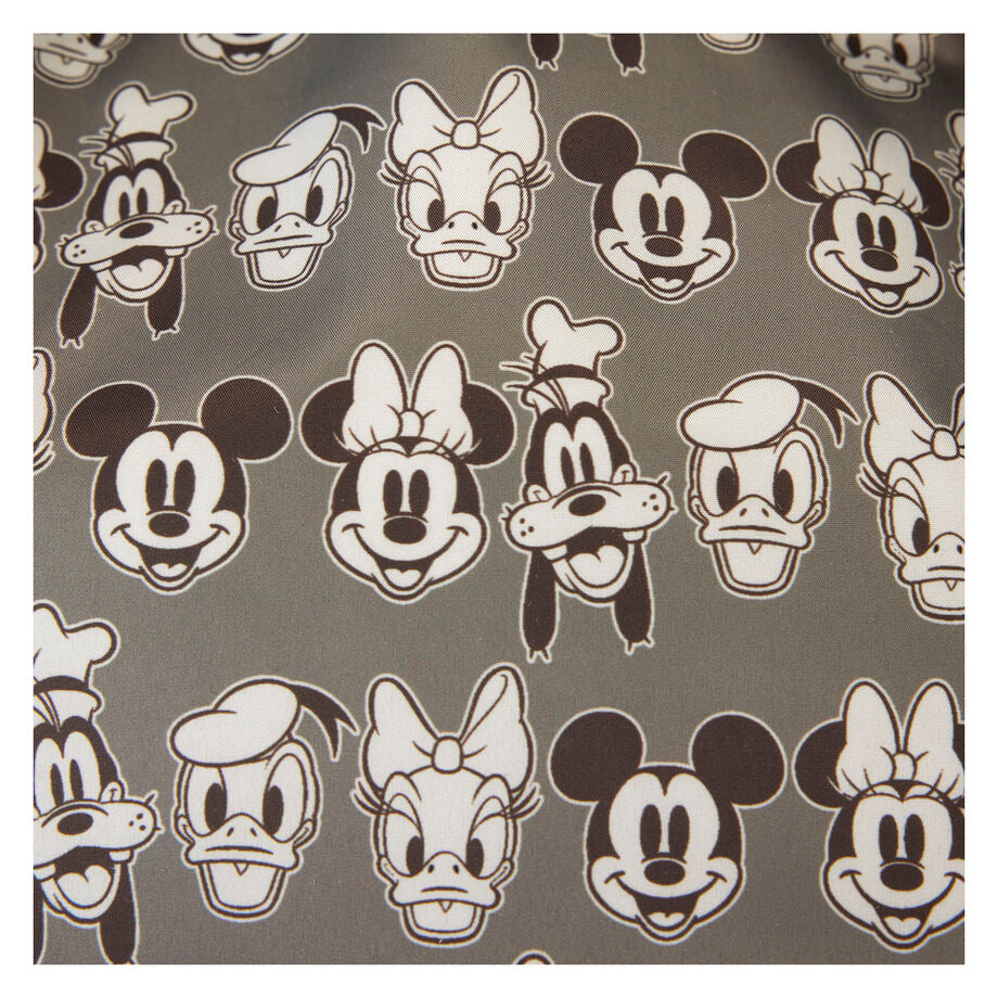 Sac à dos Loungefly Disney porté sur le dos d'une personne en extérieur