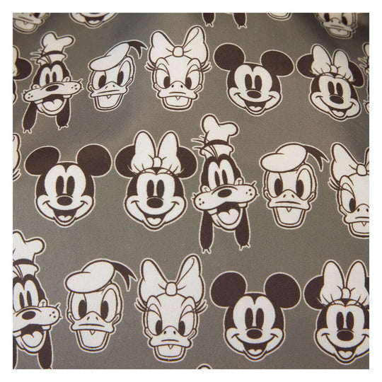 Sac à dos Loungefly Disney porté sur le dos d'une personne en extérieur