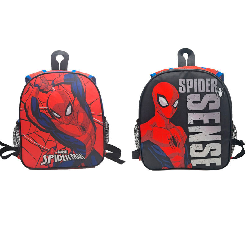 Enfant portant le sac à dos réversible Marvel Spiderman lors d'une sortie scolaire en extérieur.