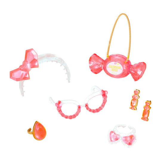 Zoom sur le visage de la poupée Bella aux cheveux blonds et maquillage détaillé