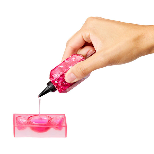 Boucles d'oreilles en cristal brillantes portées par la poupée