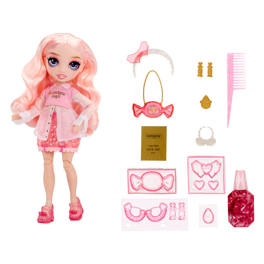 Sac à main en cristal transparent posé à côté de la poupée Bella