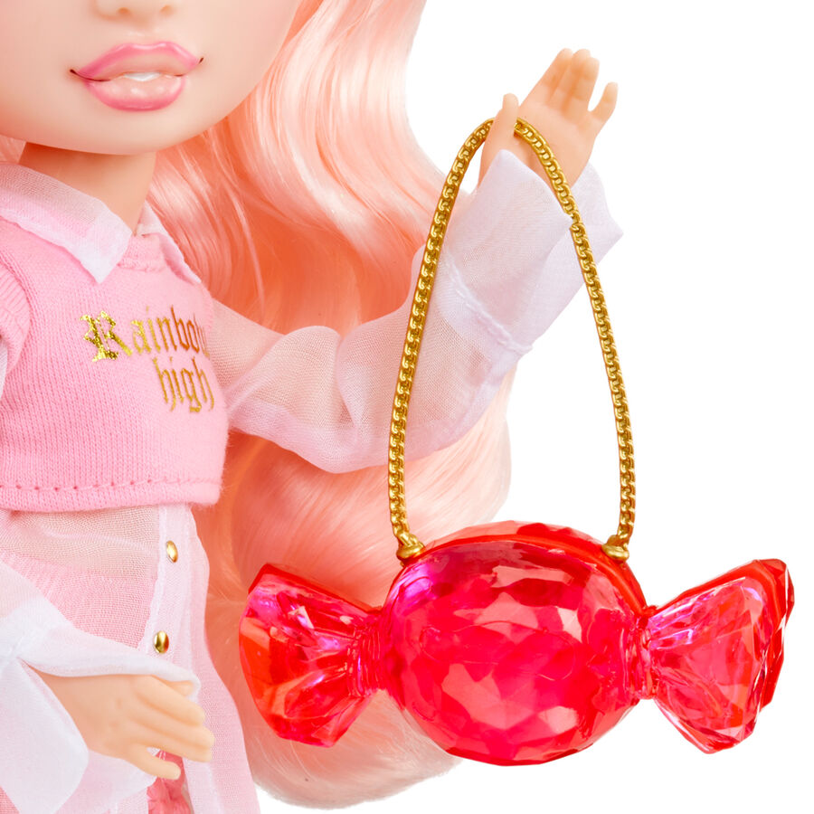 Bague en cristal portée par une main d'enfant assortie aux accessoires de la poupée