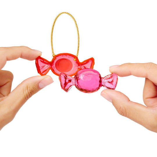 Enfant versant la résine dans le moule pour créer un accessoire cristal