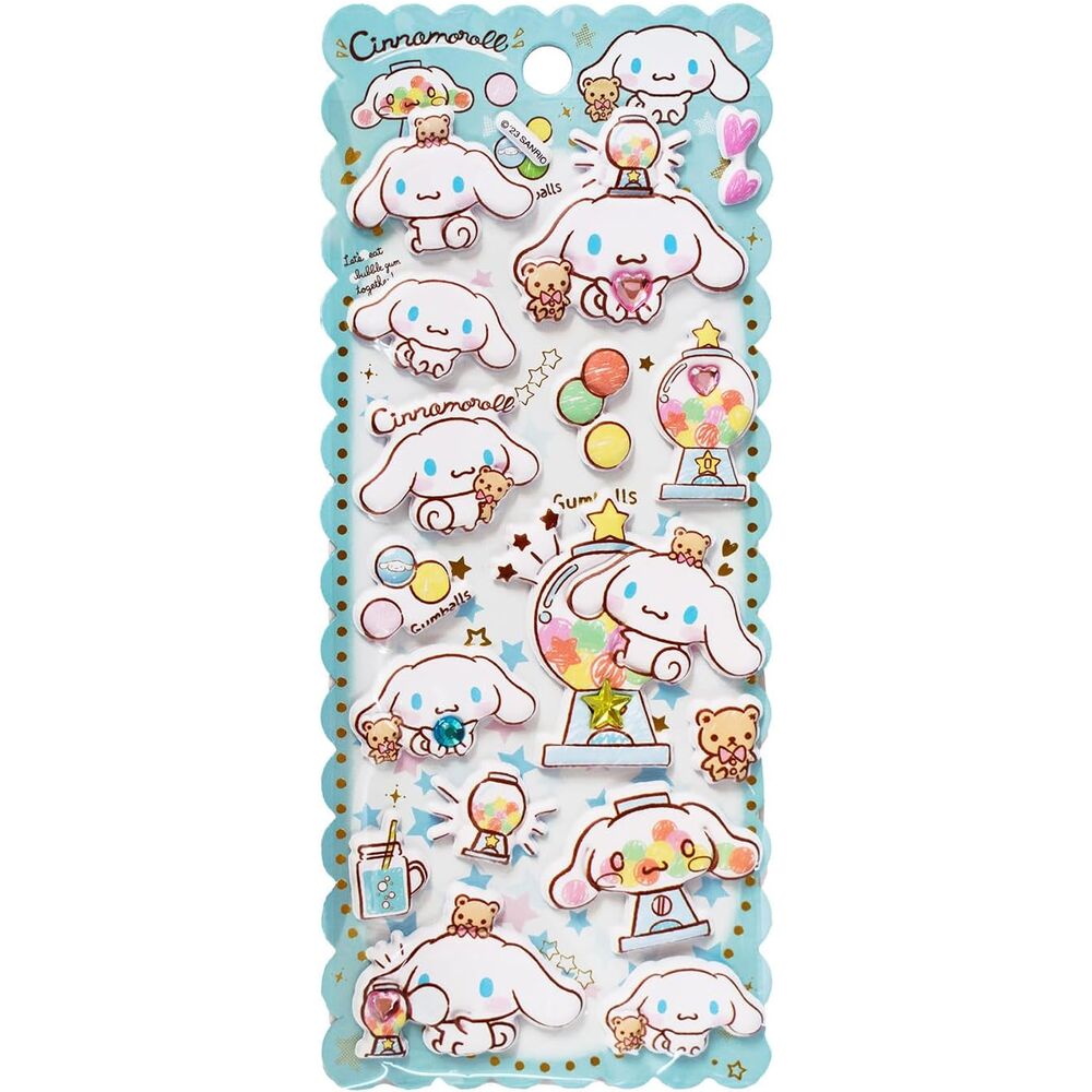 Plan rapproché des stickers embossés Hello Kitty et Cinamoroll sur fond clair, montrant les détails en relief