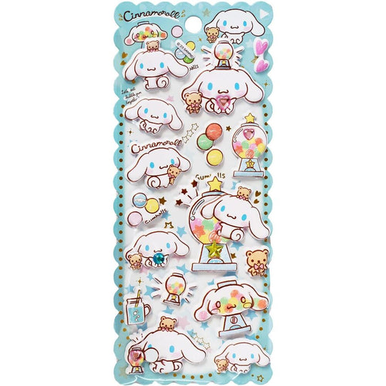 Plan rapproché des stickers embossés Hello Kitty et Cinamoroll sur fond clair, montrant les détails en relief