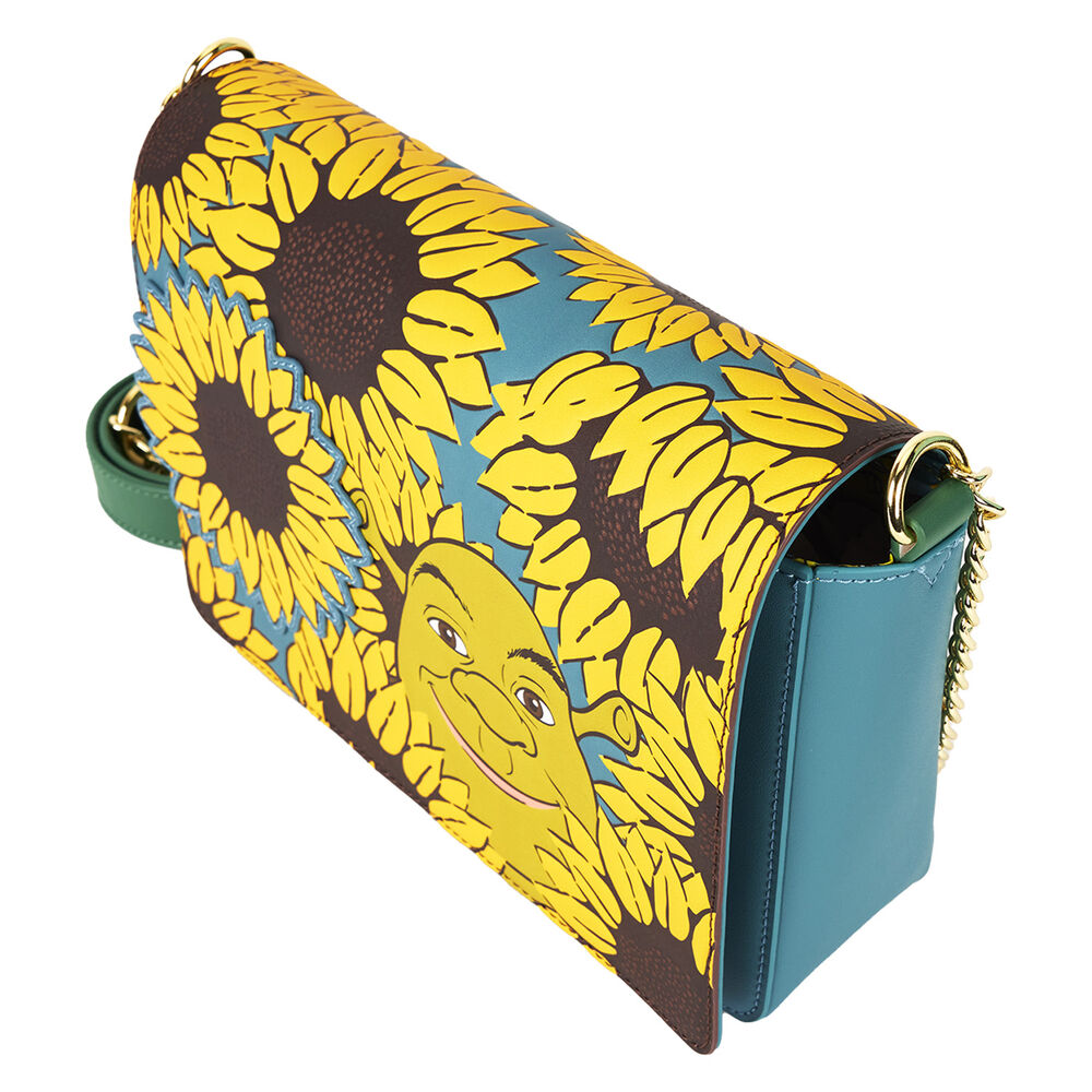 Sac porté en bandoulière par un modèle, illustrant la taille et le confort du sac Loungefly