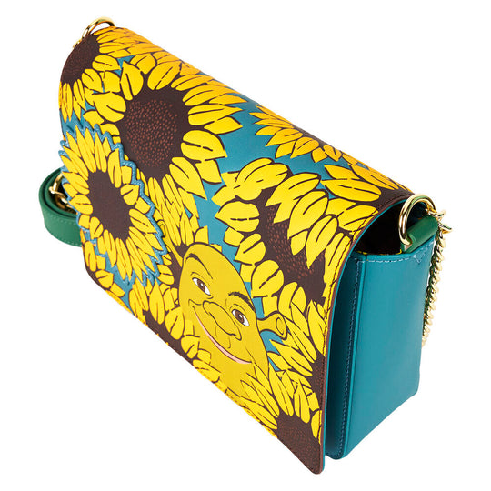 Sac porté en bandoulière par un modèle, illustrant la taille et le confort du sac Loungefly