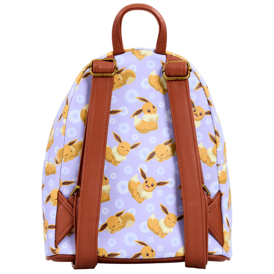 Sac à dos Loungefly Pokémon Eevee porté par une personne dans un cadre urbain