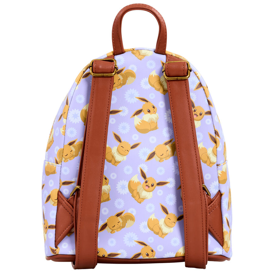 Sac à dos Loungefly Pokémon Eevee porté par une personne dans un cadre urbain