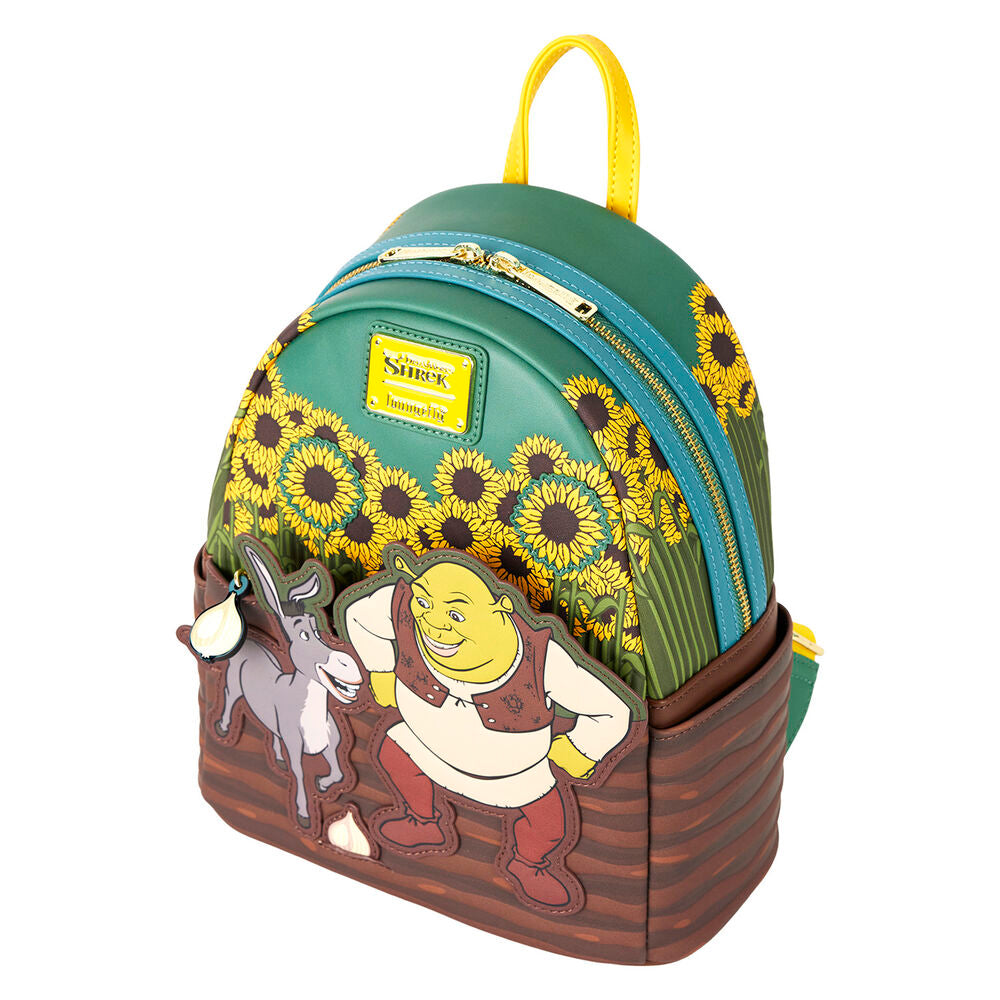 Gros plan sur le cuir vegan embossé et imprimé du sac à dos Shrek Spring Vibes