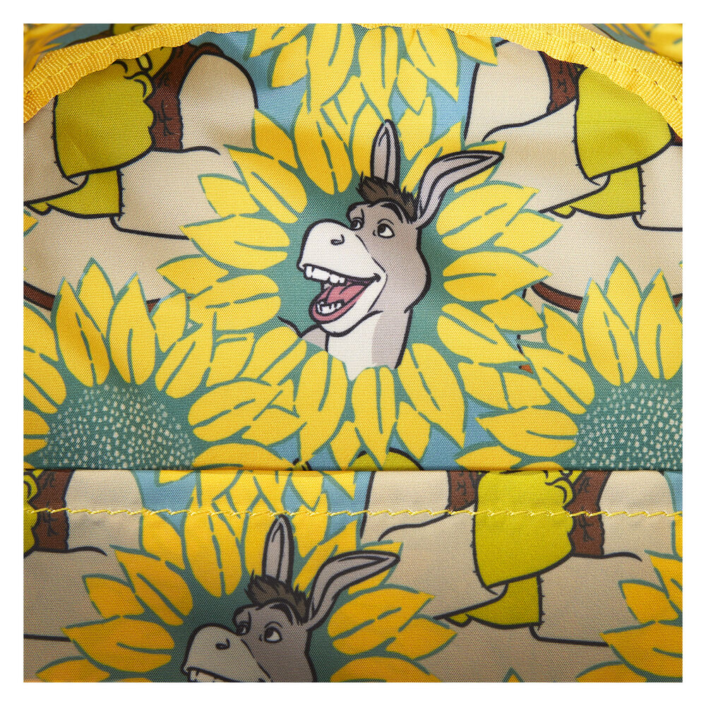 Sac à dos Loungefly Shrek Spring Vibes porté, montrant son style unique et tendance
