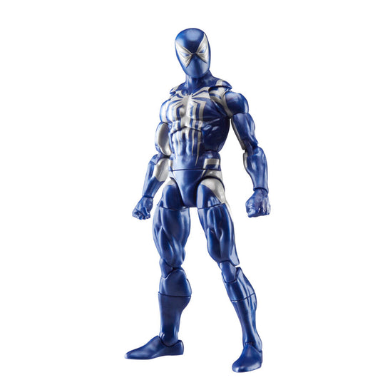 Close-up sur les mains de la figurine Spider-Man 2 avec accessoires Anti-Venom