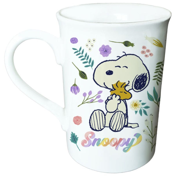 Mug en céramique de 330ml avec design Snoopy, vue de face sur fond blanc