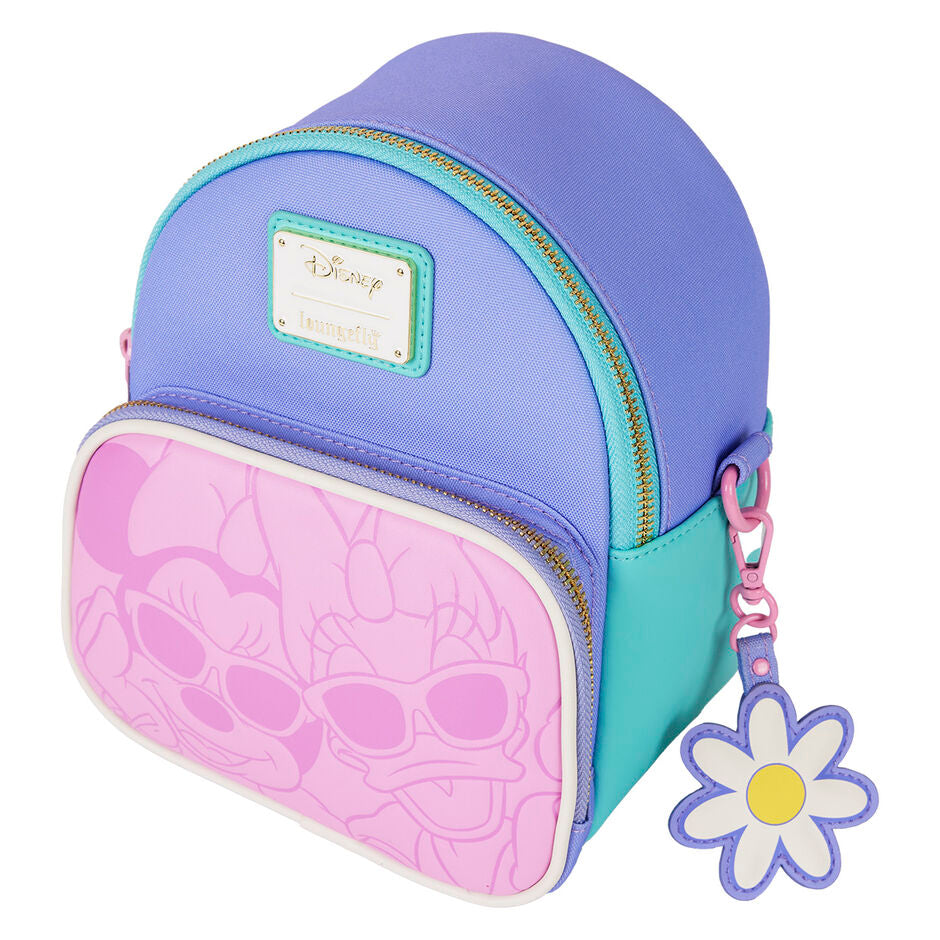 Sac à dos Loungefly Disney posé sur une surface blanche mettant en valeur ses couleurs