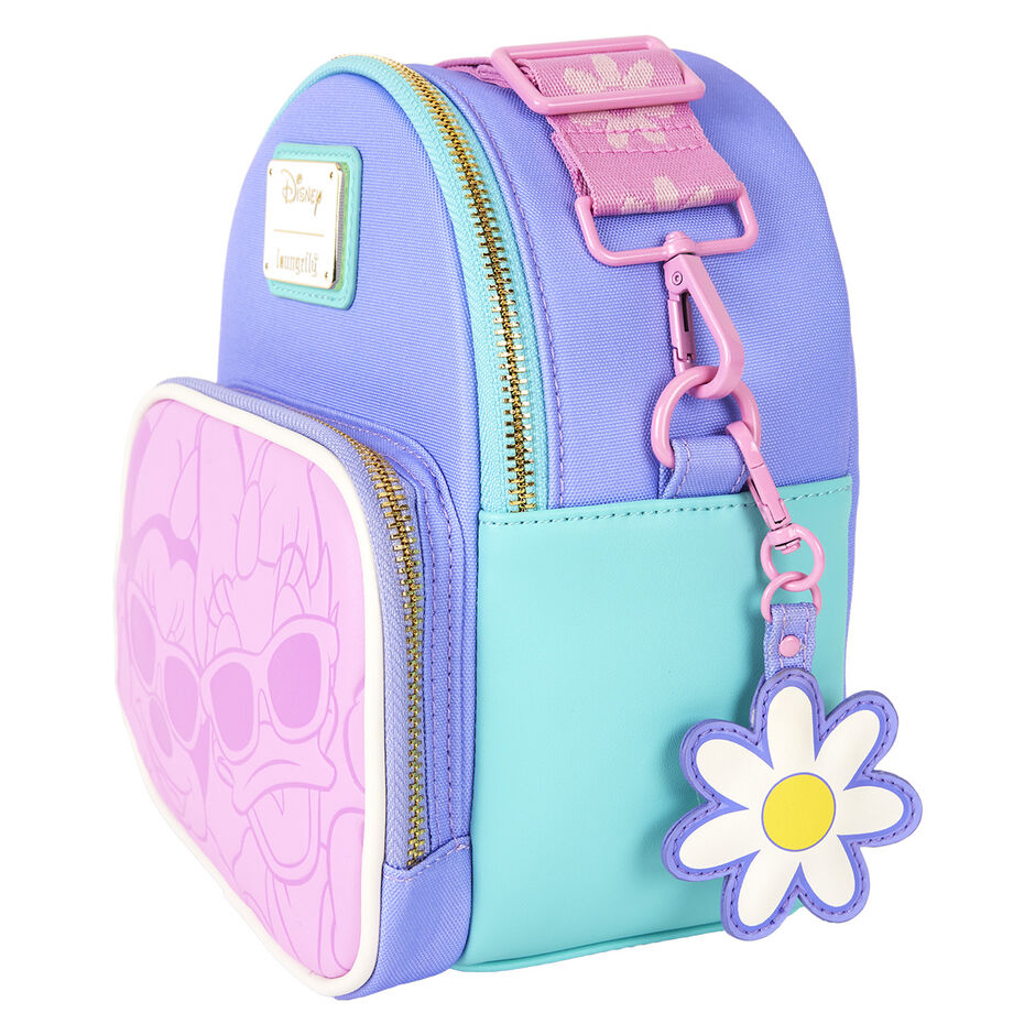 Zoom sur le design détaillé de Daisy et Minnie sur le sac à dos Loungefly