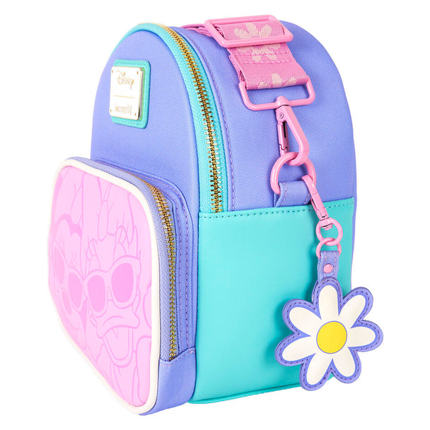 Zoom sur le design détaillé de Daisy et Minnie sur le sac à dos Loungefly