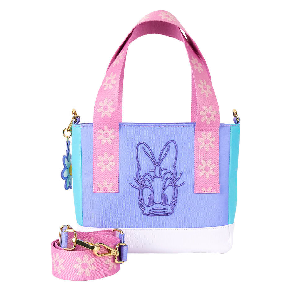 Image du sac Loungefly Disney Daisy porté à l'épaule pour apprécier sa taille