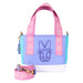 Image du sac Loungefly Disney Daisy porté à l'épaule pour apprécier sa taille