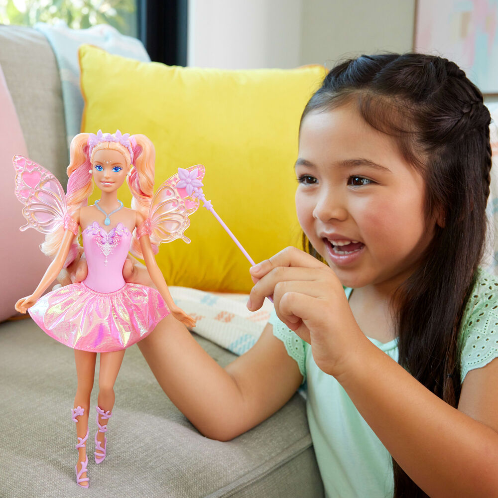Enfant jouant avec la poupée Barbie Hada et découvrant la magie des couleurs changeantes