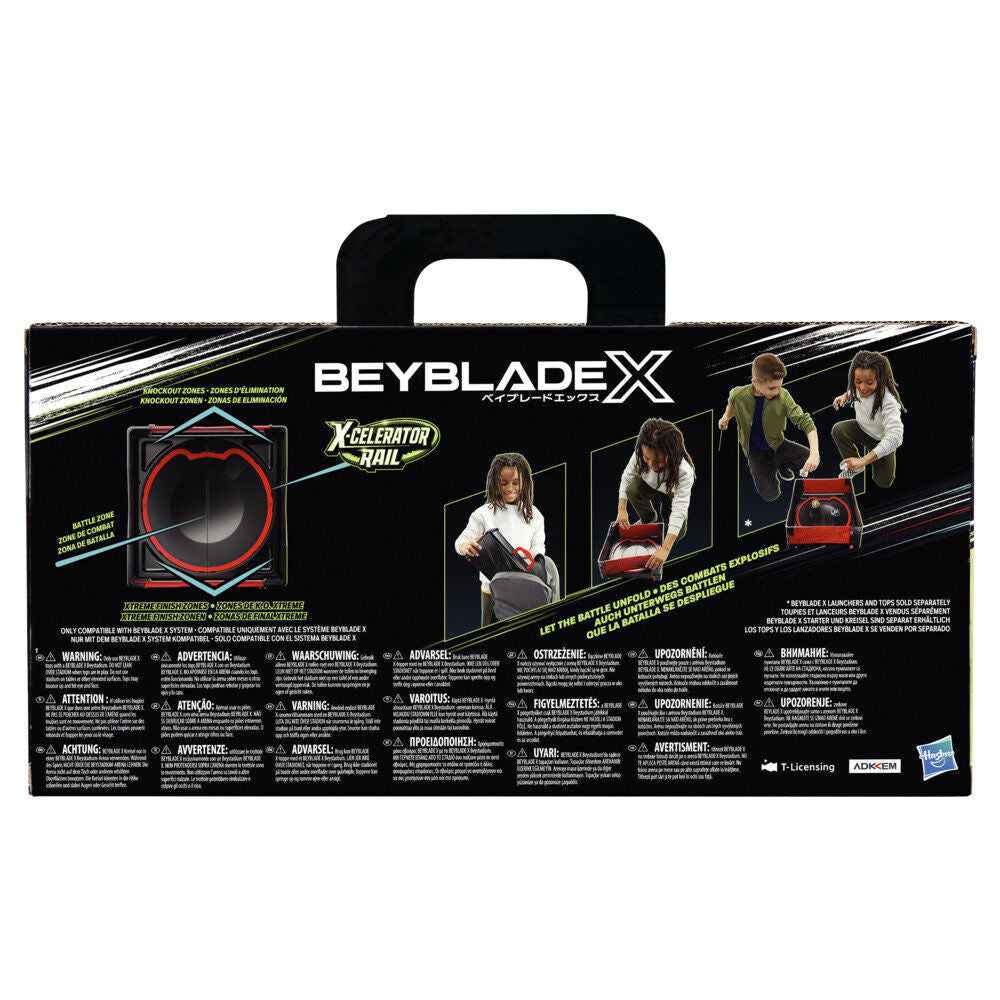 Enfant tenant l'arène Beyblade X prête pour un combat