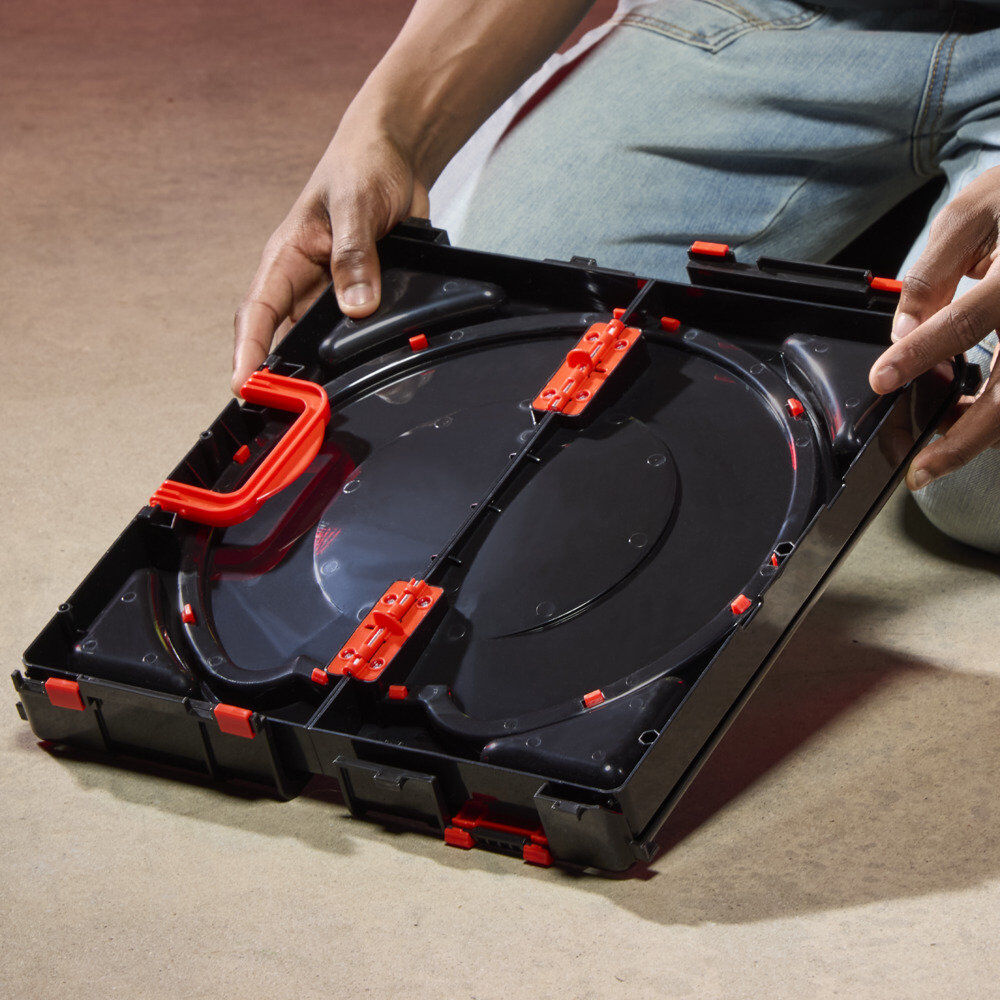 Photo montrant la légèreté et la portabilité de l'arène Beyblade X